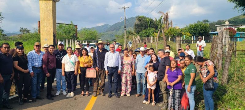 INAUGURA EL PRESIDENTE MUNICIPAL LIC. RIGOBERTO LÓPEZ RIVERA PAVIMENTACIÓN EN LA COMUNIDAD DEL RINCÓ