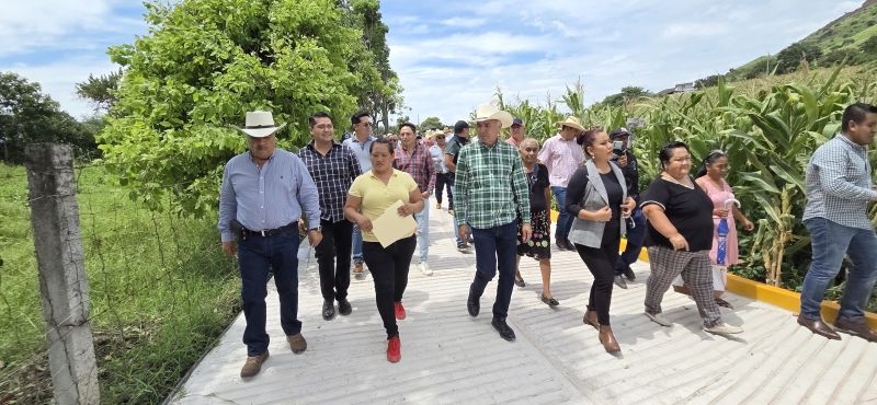 INAUGURA RIGOBERTO LÓPEZ RIVERA MÁS DE 220 METROS LINEALES DE CONCRETO HIDRÁULICO EN CERRO GORDO