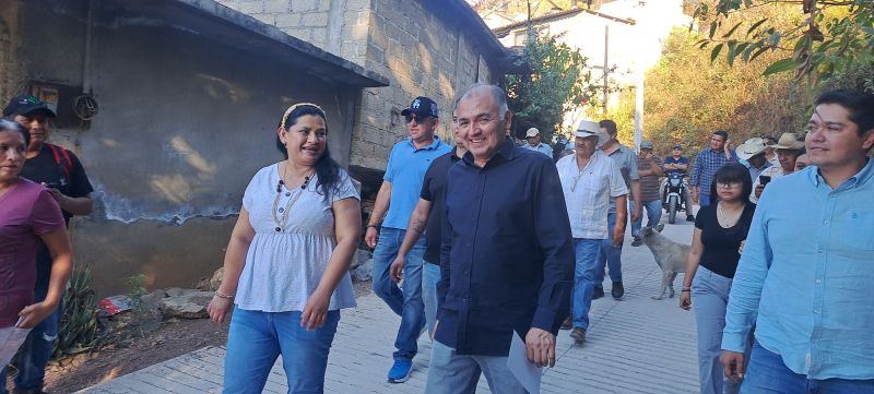 RECORRE Y ENTREGA RIGOBERTO LÓPEZ RIVERA OBRA DE PAVIMENTACIÓN Y DRENAJE EN LA COLONIA SANTO DOMINGO