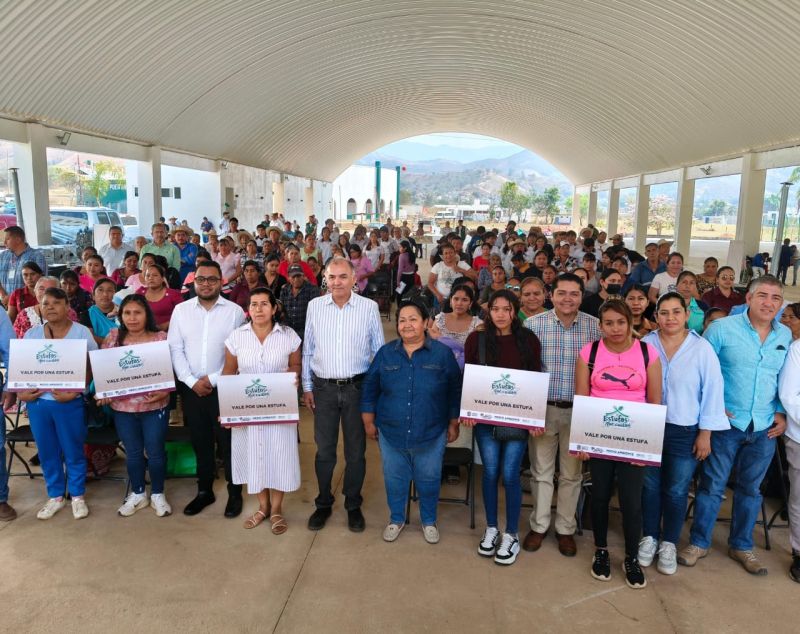 ENTREGAN ESTUFAS ECOLÓGICAS A FAMILIAS DE TEJUPILCO PARA CUIDAR LA SALUD Y EL MEDIO AMBIENTE