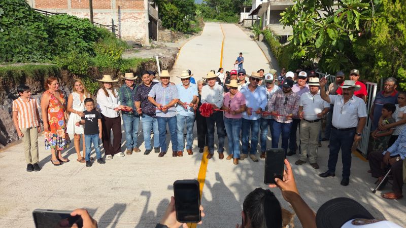RIGOBERTO LÓPEZ RIVERA ENTREGA DE CERCA 1,000 m2 DE PAVIMENTACIÓN EN LA COMUNIDAD DE BEJUCOS