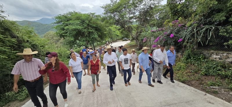 ENTREGA RIGOBERTO LÓPEZ RIVERA PAVIMENTACIÓN DE CONCRETO HIDRÁULICO EN ACAMUCHITLÁN